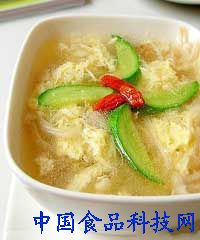 鸡蛋三味汤:鸡蛋1个,去芯莲子、芡实、怀山药各9克,白糖适量。煎成药汤,吃蛋喝汤。主治肾虚。
