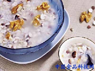 芡实核桃粥:芡实30克,核桃20克,红枣10枚,大米50克。煮粥常服。补肾纳气定喘。