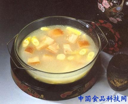 羊肉500克,精盐、料酒、葱、姜、胡椒粉各适量,炖肉煮汤食用。具补肾阳、益精气、暖腰膝之功效。适于肾虚腰痛、双膝冷痛、无力、阳痿遗精、手足不温等病人。